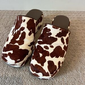 Anthropologie Lisa Says Gah Dakota Platform Clog Brown White Cow Faux Hair